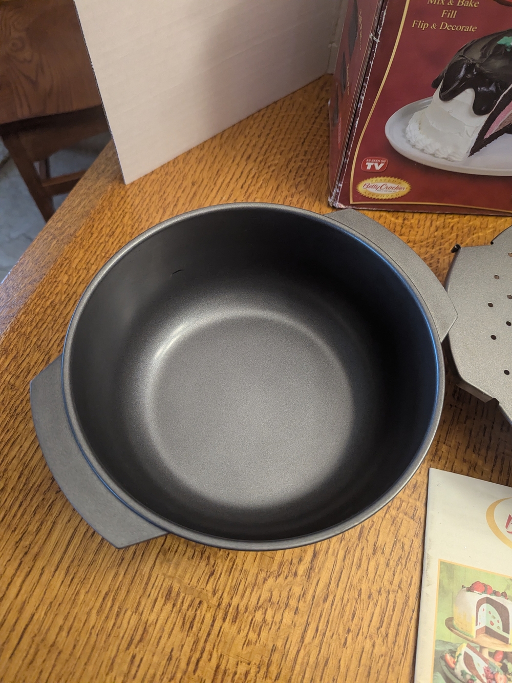 Betty Crocker Bake'n Fill 4-Piece Non-stick Bakeware Set- Dome, Round & Base Pan - Picture 2 of 11